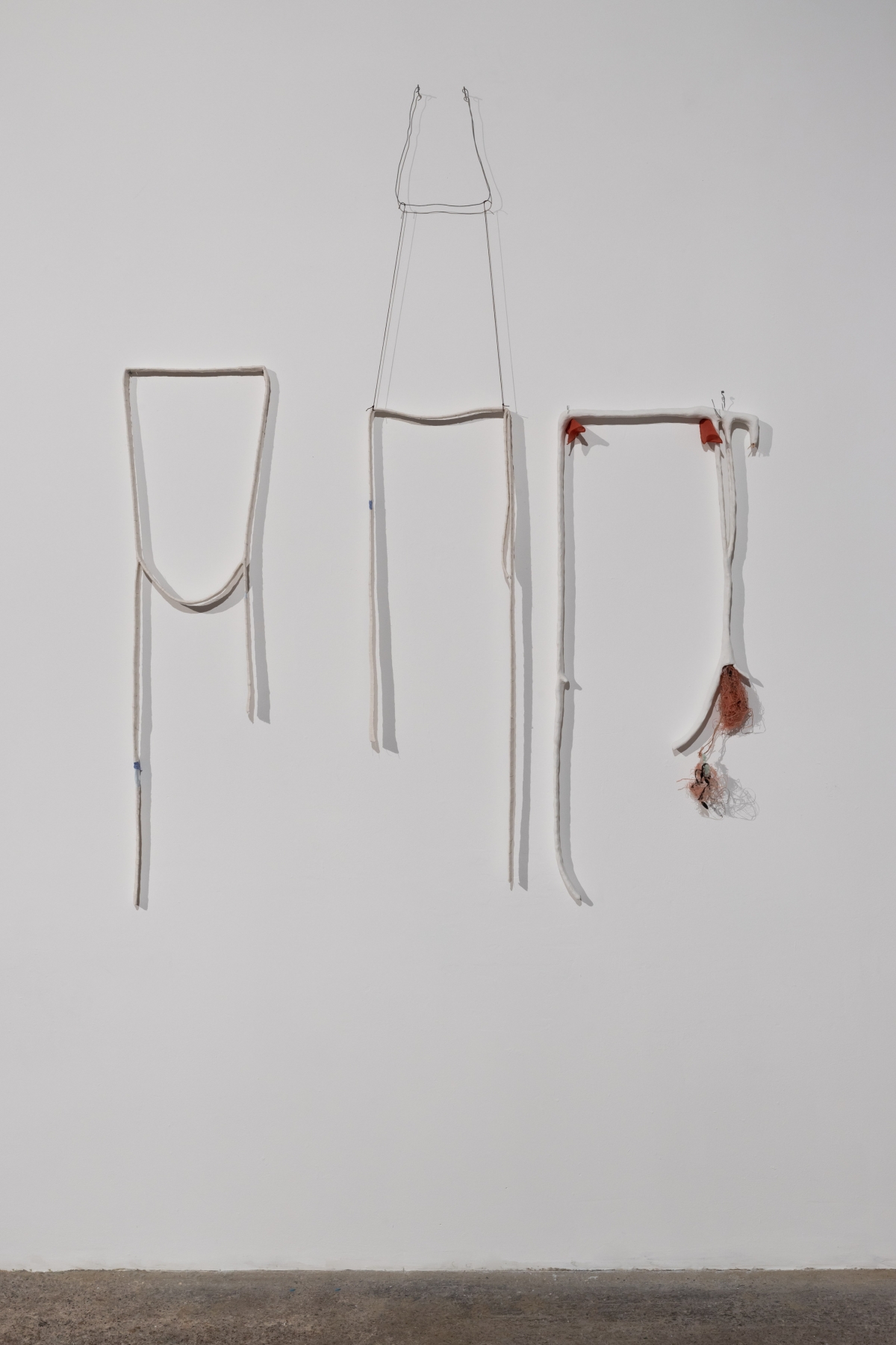 Aleana Egan&nbsp;
returns, 2020/21
fabric, card, plaster, papier-m&acirc;che, wire, rope, seaweed
146 x 160 x 5 cm / 57.5 x 63 x 2 in&nbsp;&nbsp;

Installation view: Feeling of Knowing,&nbsp;2021, The Complex, Dublin
